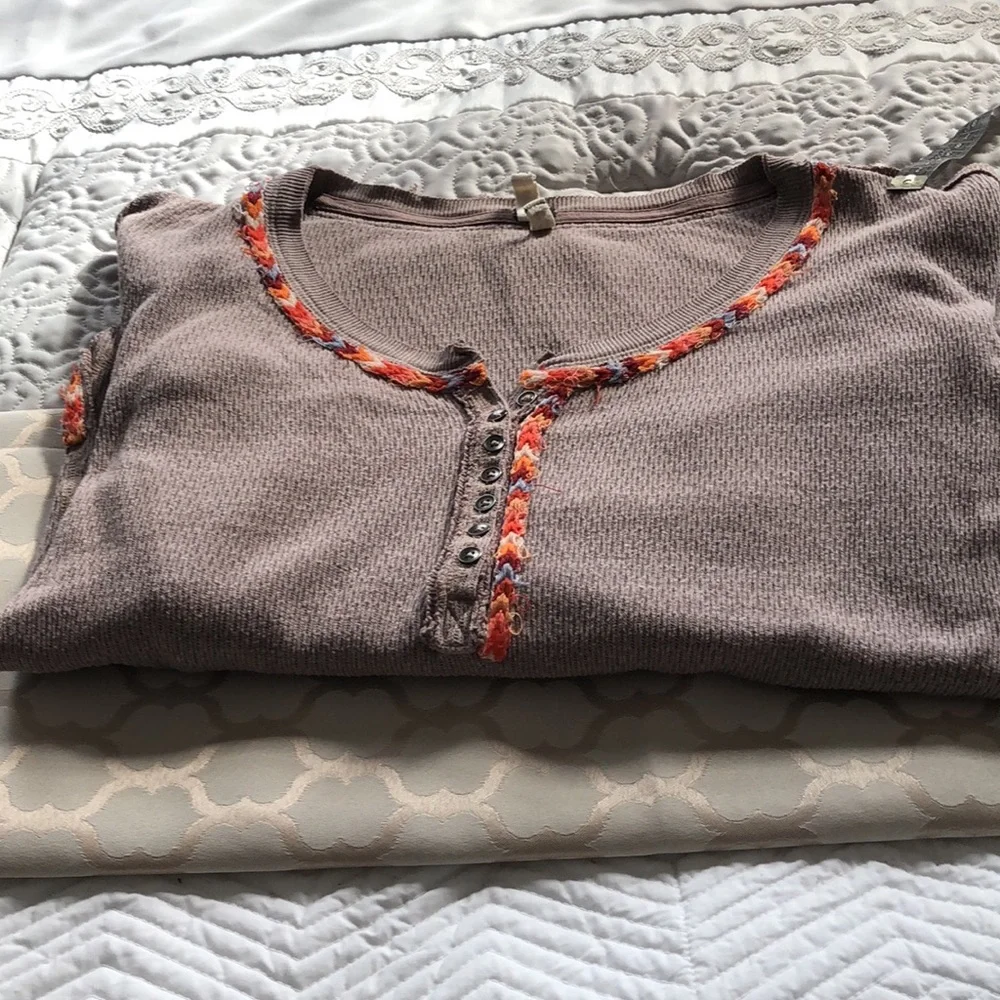 ☘️ Host Pic☘️ We The Free sweater/top embroidered cuffs and neckline Size Small - Picture 6 of 7